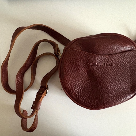 Portland Leather Small Circle Crossbody Pebbled Nutmeg - Picture 4 of 4